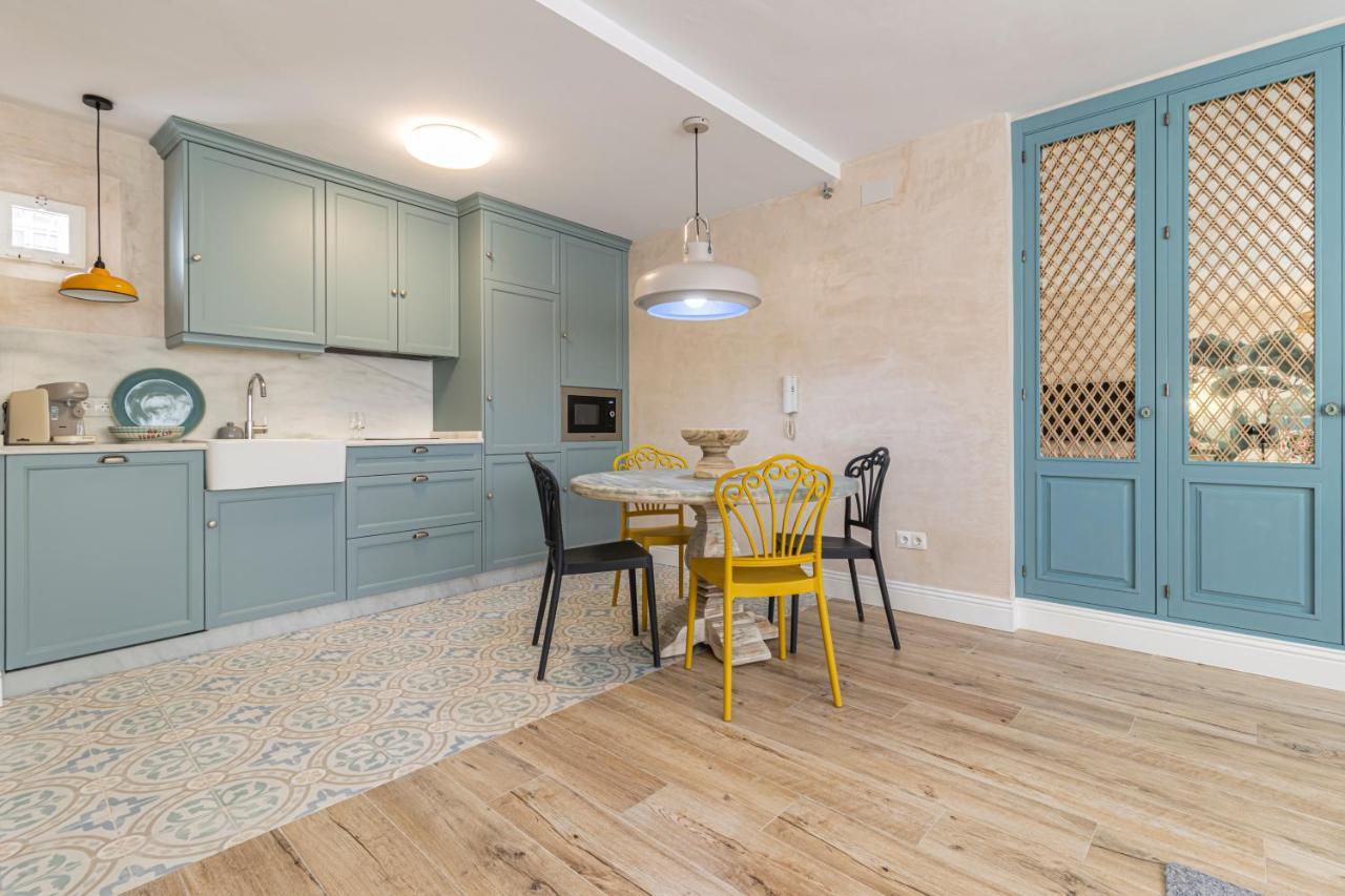 Cathedral Keepers - Exclusive Apartment In Jerez เฮเรซ เด ลาฟรอนเตรา ภายนอก รูปภาพ